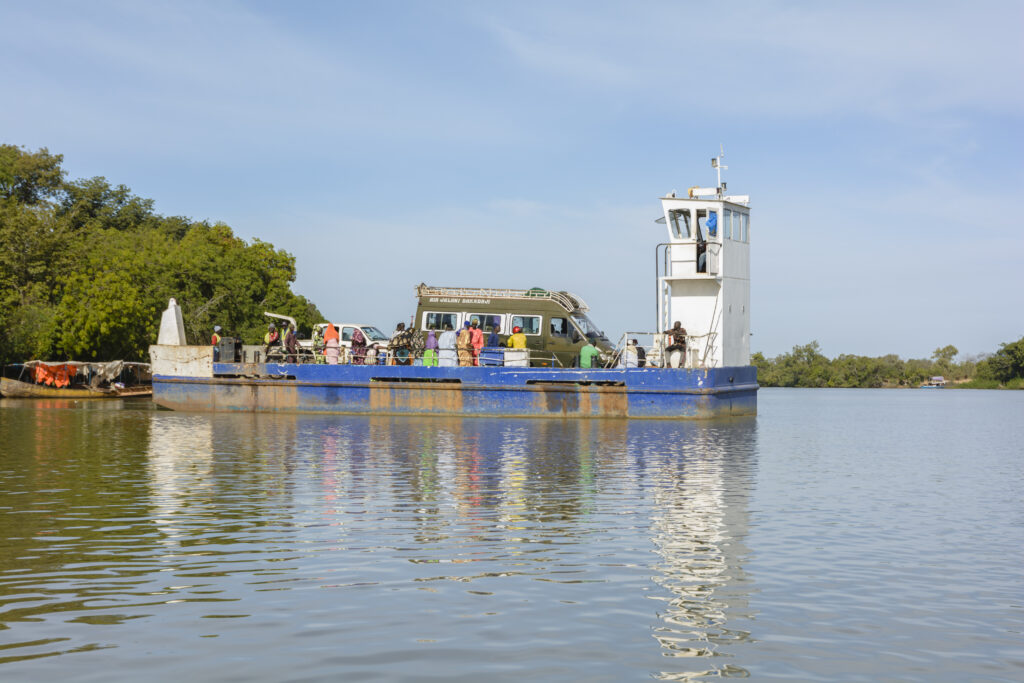 Ferry op de Gambia rivier bij Georgetown Gambia - SparrowBirding